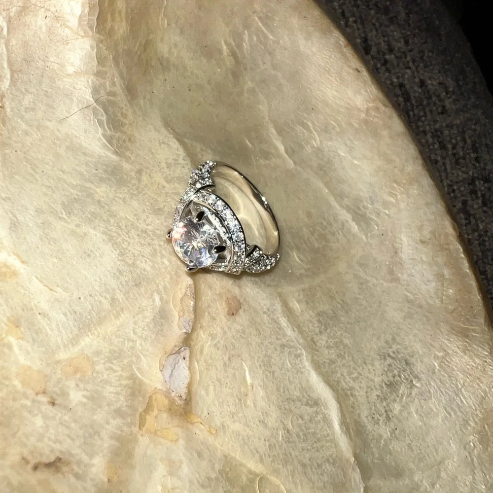Elegant Sparkling CZ Ring - Luxury Copper Wedding Band Platinum Plated size 7‎